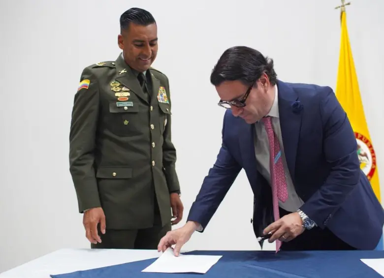 El ministro de Justicia, Iván Cancino (derecha), ratificó en el cargo como director del Inpec a Daniel Fernando Gutiérrez. FOTO: Ministerio de Justicia