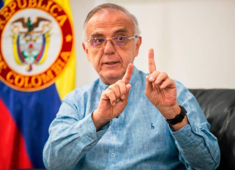 El ministro de Defensa, Iván Velásquez, defendió los relevos que ordenó en la línea de mando de la Fuerza Pública. FOTO Camilo Suárez