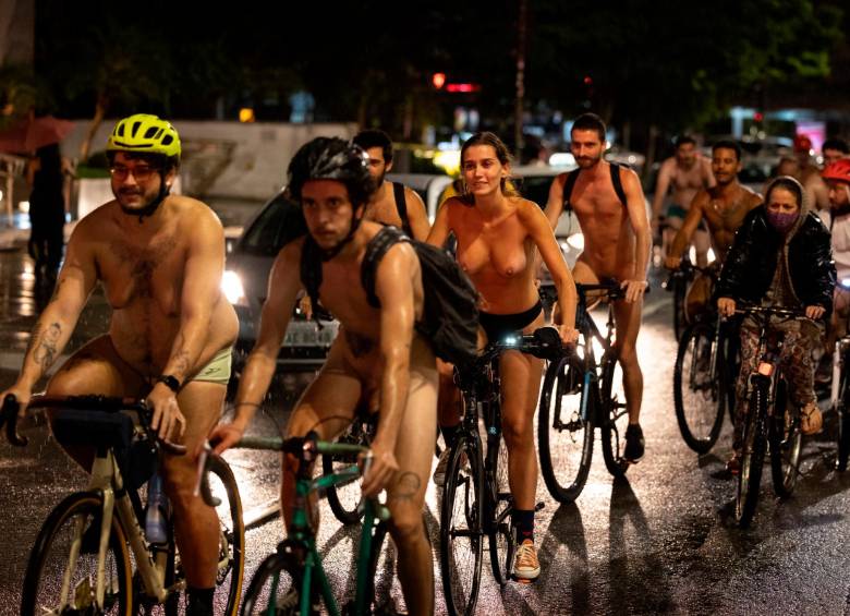 Los ciclistas rodaron por la Avenia Paulista para llamar la atención de motociclistas, autos y peatones, también actores viales. FOTO: EFE