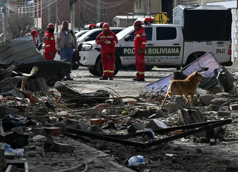 Equipos de emergencia realizan labores de búsqueda y remoción de escombros tras las explosiones registradas en un cuartel militar de Viacha, Bolivia. FOTO: AFP