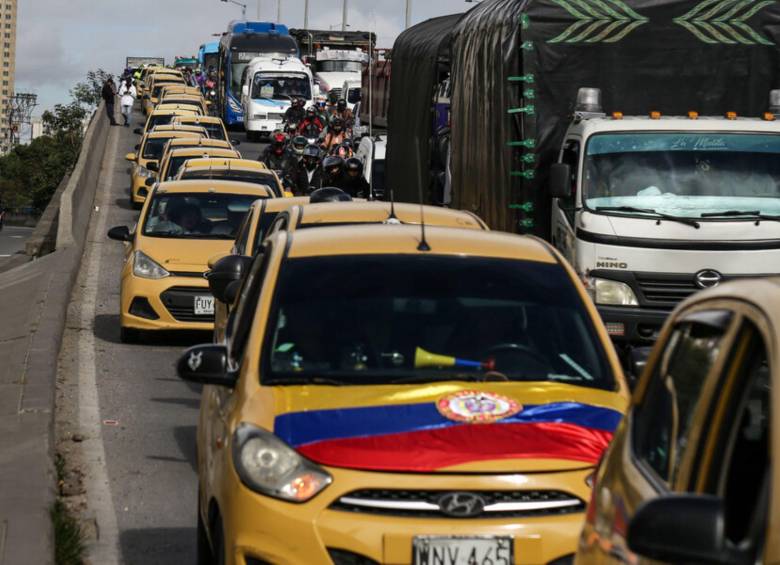 El paro de taxistas sería por la “competencia ilegal” de los vehículos que prestan el servicio sin estar homologados. Foto: Colprensa