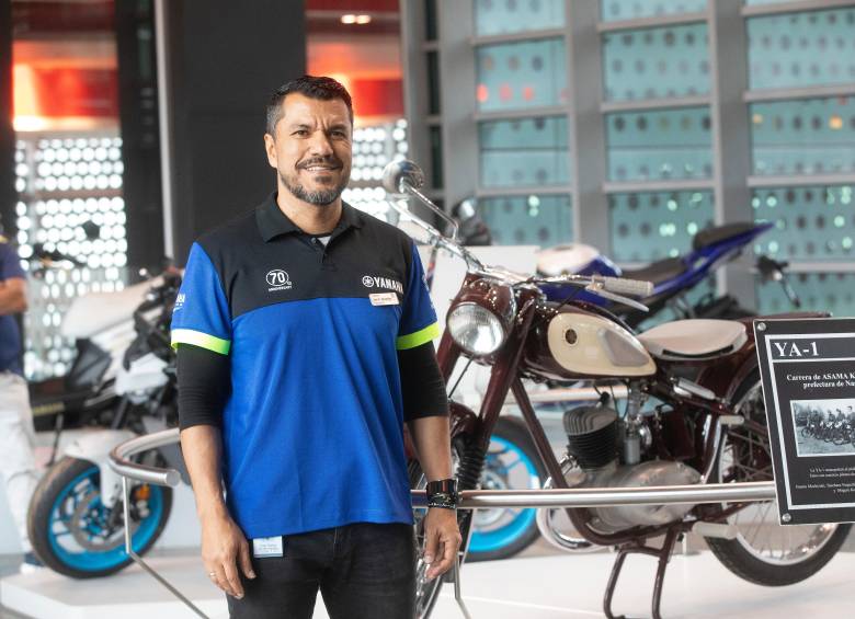 Juan Carlos González, presidente de Incolmotos Yamaha y la primera motocicleta, la YA-1. 