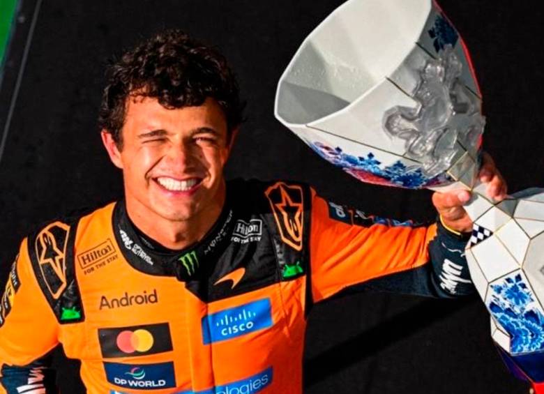 Lando Norris con el trofeo del GP de Países Bajos. FOTO: X McLarenF1