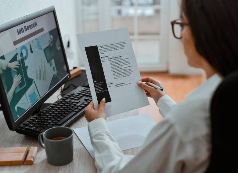 Bogotá y Medellín lideran la oferta laboral para psicólogos y abogados, con oportunidades en empresas, colegios y firmas legales. FOTO: GETTY