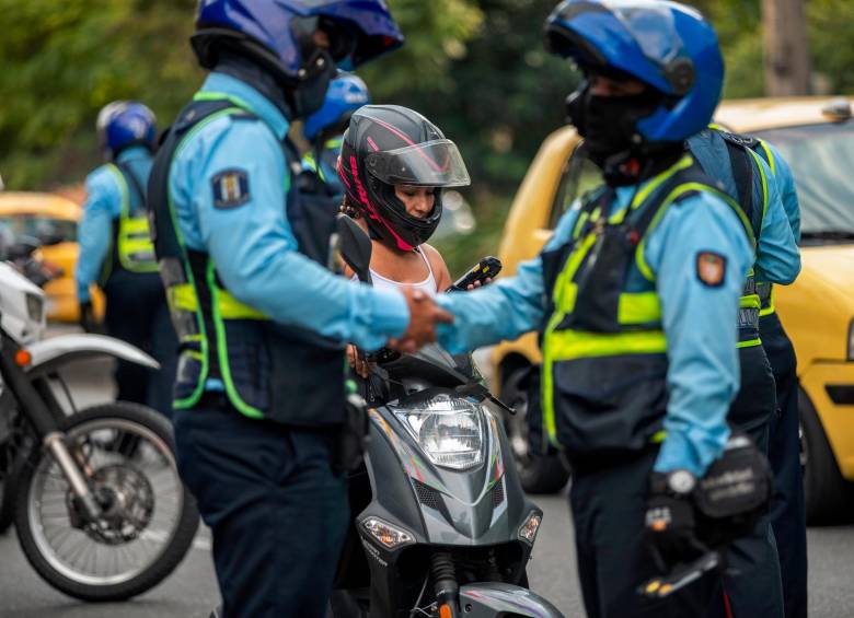 Los agentes de las secretarías de Movilidad de los 10 municipios del Valle de Aburrá realizan controles para verificar el cumplimiento de la medida del pico y placa. FOTO: CAMILO SUÁREZ