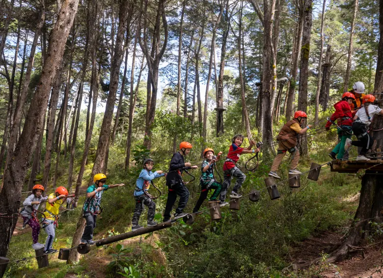 Durante 2024, más de 1.450 niños y niñas disfrutaron de sus vacaciones en los Parques Comfama, con experiencias llenas de magia, adrenalina y diversión. Imagen tomada en el Parque Comfama Arví. Foto: Cortesía. 