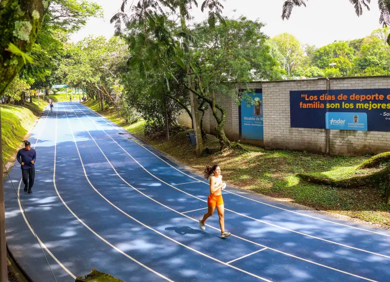 Renovación de la pista de atletismo de la Unidad Deportiva Belén. Foto: Cortesía