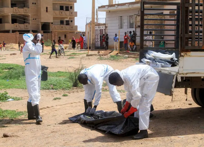 Integrantes de la Media Luja Roja sudanesa en un cementerio local. FOTO: AFP