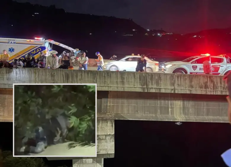 Adelante, el motociclista accidentado junto a una columna del puente. Atrás, altura de la estructura. FOTO: Cortesía Denuncias Antioquia.