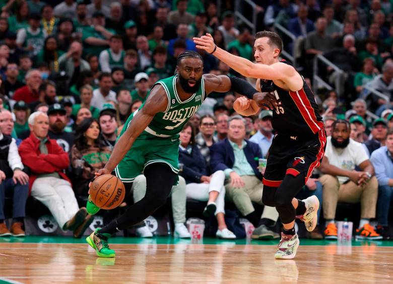 El ganador de la serie entre los Boston Celtics y los Miami Heat jugará la final ante los Denver Nuggets. En la imagen, Jaylen Brown (7) y Duncan Robinson. FOTO AFP
