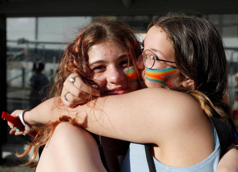 La empatía, la tolerancia social, la cooperación y el altruismo vienen en los genes de los seres humanos, un estudio busca cuándo aparecieron en la evolución. FOTO EFE 