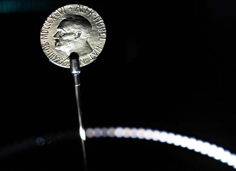  El jurado del comité del Nobel subrayó que, aunque el galardonado puede disponer libremente del objeto, la distinción histórica y oficial no cambia de dueño. FOTO: AFP. 