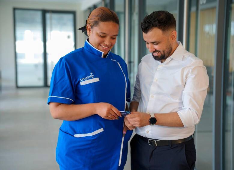 Mariano Ortega fundó Limpiafy inspirado en la historia de su madre, una trabajadora doméstica que llegó a Medellín desde el Bajo Cauca antioqueño. FOTO LIMPIAFY