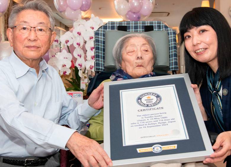 Tomiko Itooka recibió el certificado de la persona más longeva del mundo del Guinness World Records en septiembre pasado. FOTO: Tomada de Guinness World Records