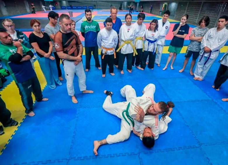 El maestro brasileño Alex Renner (de pie, con camisa negra en la foto), trabajó en las escuelas populares del deporte en Medellín. FOTO: ESNEYDER GUTIÉRREZ