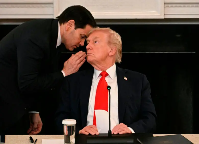 El momento en el que Marco Rubio le cuenta a Donald Trump sobre el acuerdo de la primera fase del plan de paz entre Israel y Hamás. FOTO: AFP
