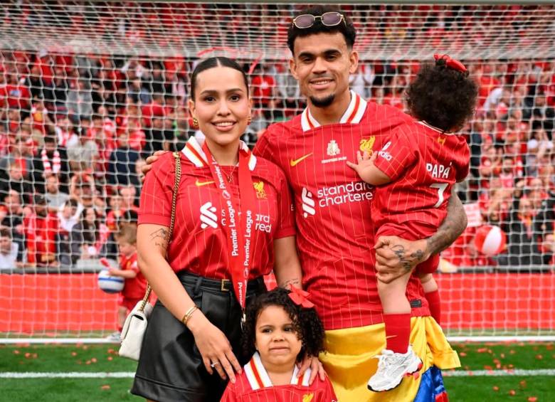 Geraldine Ponce y Luis Díaz en la celebración del título de Liverpool en el estadio de Anfield. FOTO: Tomada de Instagram @gera25ponce