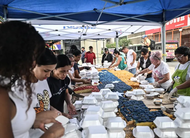 Veinticinco personas participaron en la elaboración de esta torta, considerada la más grande de Venezuela. Foto: Juan BARRETO / AFP