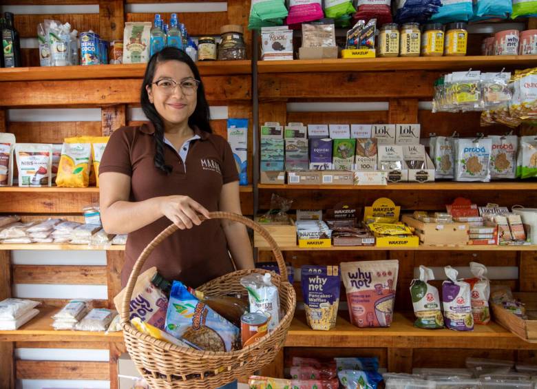 Mónica Salas tiene la batuta en la operación de Marawi, mercado saludable que opera con el concepto de bienestar y felicidad. John Mesa y Yeraldin Mesa, los otros socios. FOTO Edwin Bustamante