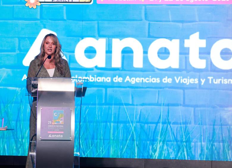 Las agencias de viajes advierten que las fluctuaciones del dólar siguen afectando sus márgenes, pese al fortalecimiento del peso colombiano. FOTO: ANATO