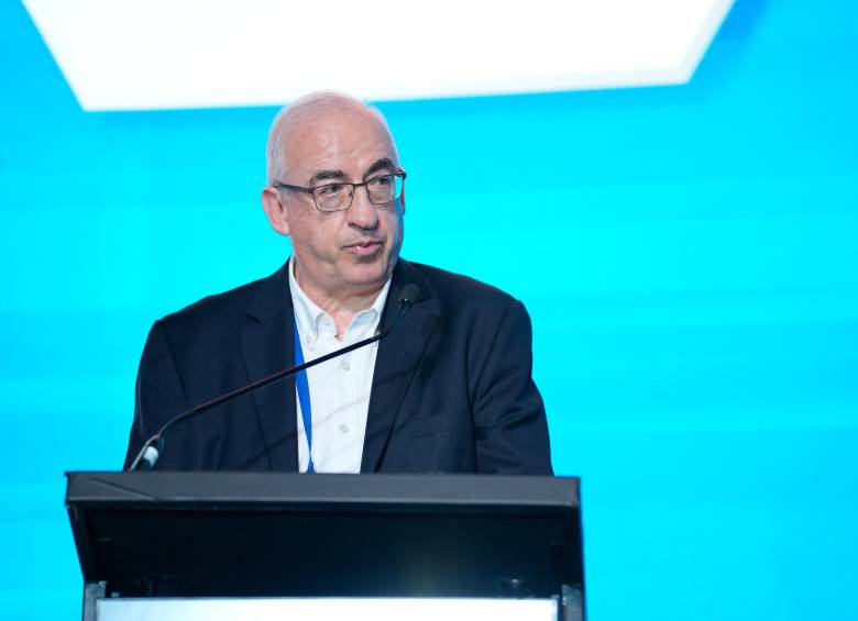 Leonardo Villar, gerente del Banco de la República, aseguró que falta la firma de un contrato administrativo clave, a menos de un mes de que rija la reforma pensional en Colombia. FOTO Manuel Forero, Asobancaria