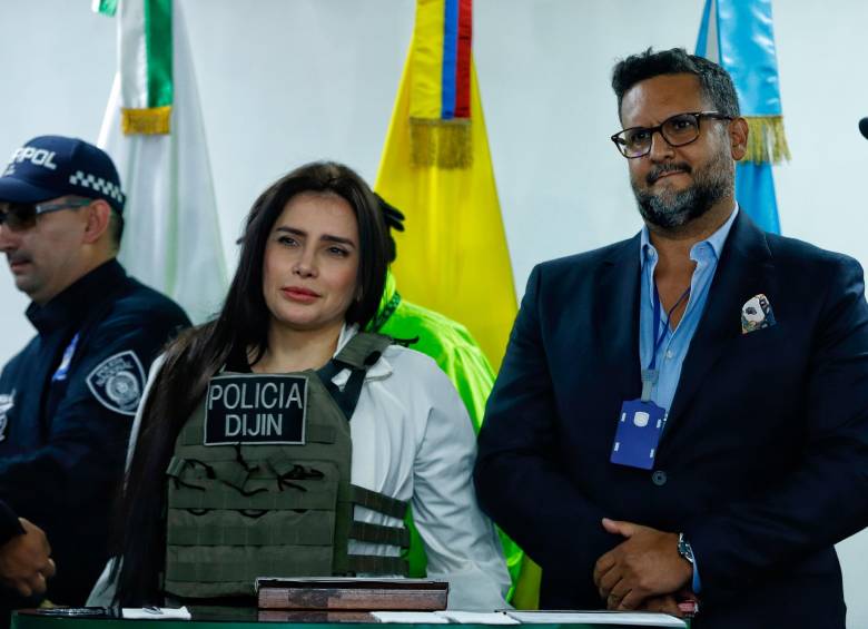 Aida Merlano, condenada por corrupción, junto a su abogado Miguel del Río. FOTO: COLPRENSA.