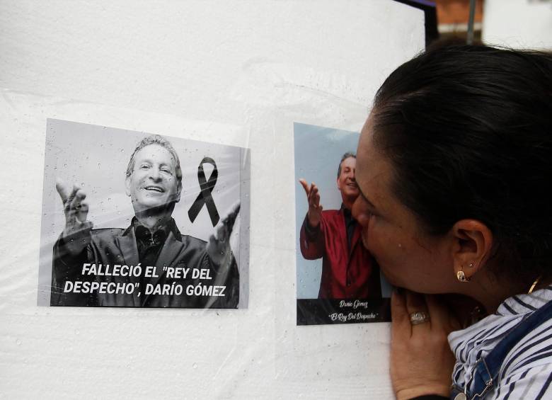 Los seguidores siguen lamentando el fallecimiento del rey del despecho. FOTO: EFE