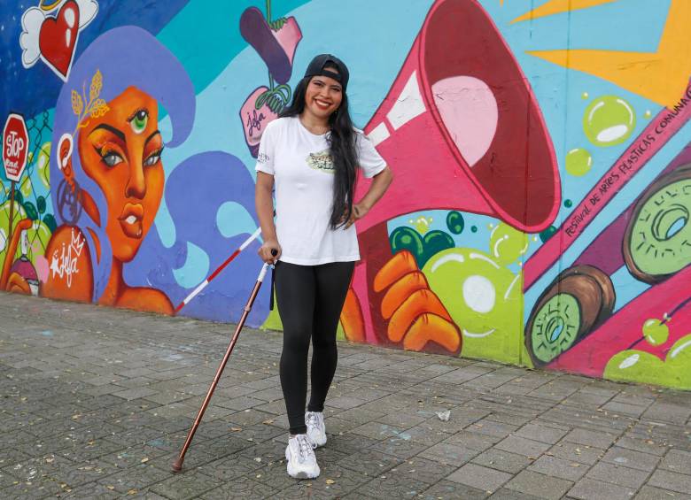 Michel Pualo Recuero, “Jefa”, es una artista urbana que con su talento llena de color los muros de Medellín. FOTO Manuel Salgarriaga