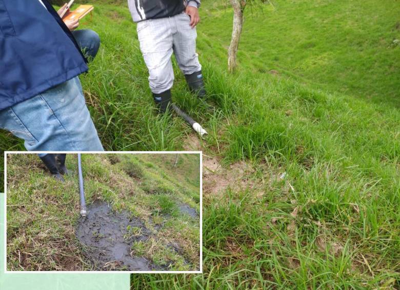 Evidencias de riego de porquinaza muy cerca de la bocatoma del acueducto urbano de Donmatías. FOTO: Cortesía