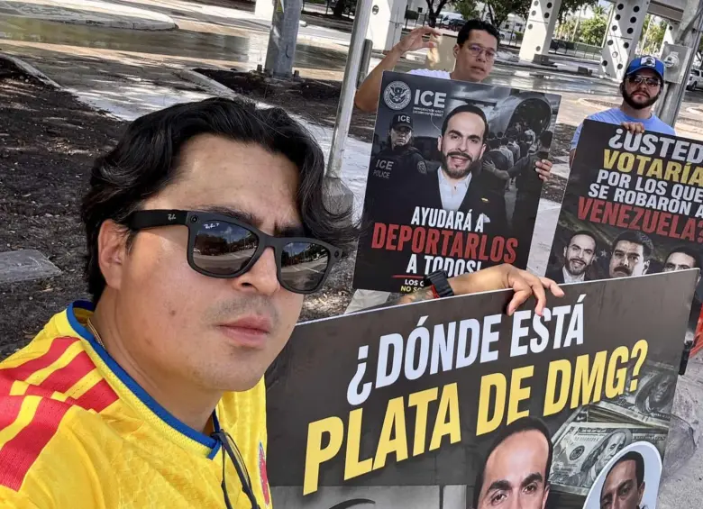 El activista cercano al Pacto Histórico, Beto Coral, mostrando afiches contra De la Espriella en Miami. Foto: Redes sociales.
