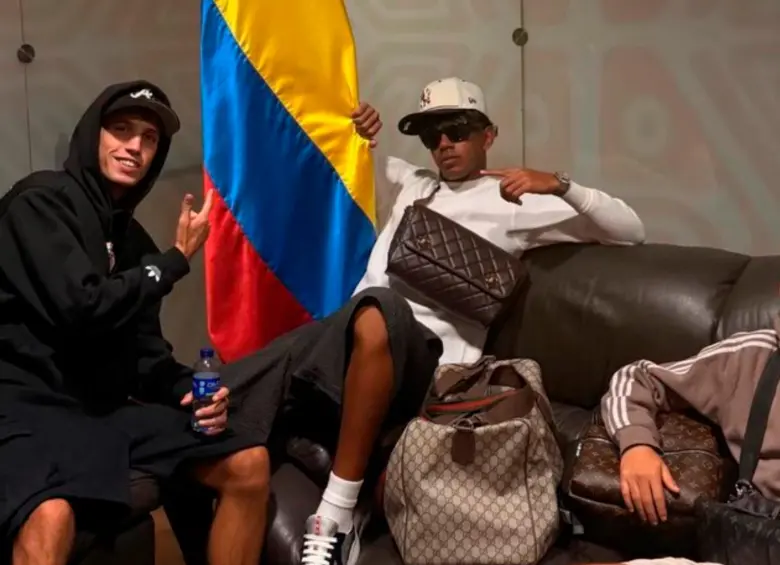 El futbolista español Lamine Yamal, de gorra y con gafas oscuras al fondo de la imagen, posa con la bandera de Colombia. Al parecer la foto fue tomada en Bogotá. Foto: tomada de redes sociales