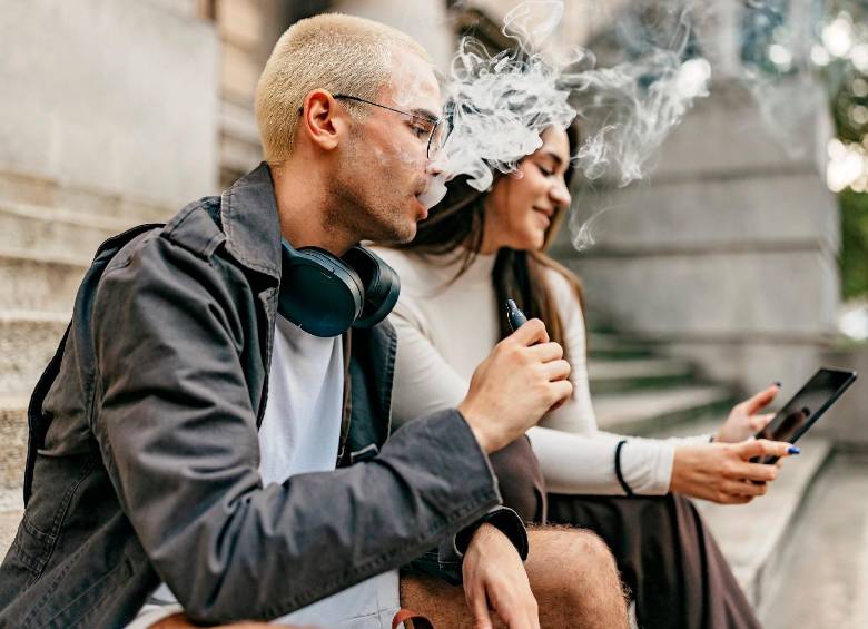 La autoridades están preocupadas porque los jóvenes consumen con frecuencia los vapeadores. Foto: Getty.
