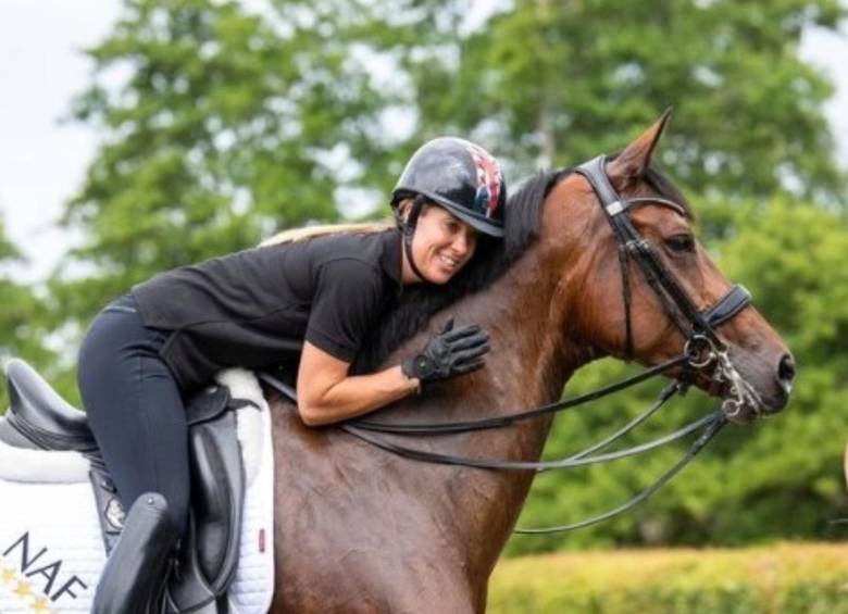 Charlotte Dujardin en medio de un entrenamiento con uno de sus caballos. FOTO: INSTAGRAM CHARLOTTE DUJARDIN