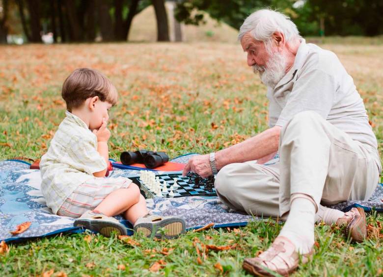 Colaborar en el cuidado de los hijos de forma general aminora el riesgo de declive cognitivo en adultos mayores. Foto: Agencia Sinc.