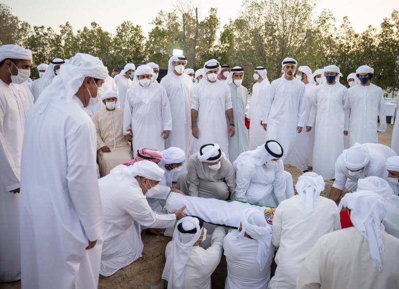 El mandatario de EUA fue enterrado en Abu Dabi. En el sepelio lo acompañó su hermano y posible heredero del poder, Mohammed bin Zayed. FOTO EFE