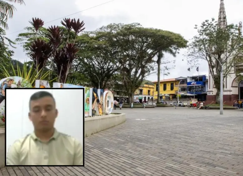 Adelante, el teniente condenado. Atrás, parque del municipio de Frontino. Foto: Julio César Herrera Echeverri.