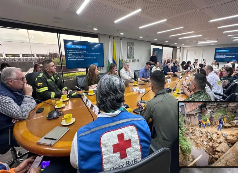 Adelante, una de las zonas vulnerables de la ciudad. Atrás. Consejo de Gestión del Riesgo de Medellín. FOTO: Cortesía