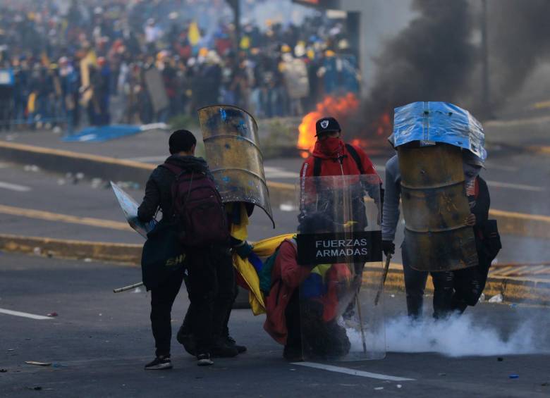 Después de dialogar ayer con algunos representantes, los indígenas acompañados de mujeres intentaron ingresar a la Asamblea Nacional, pero fueron dispersados por la Policía. FOTO Getty