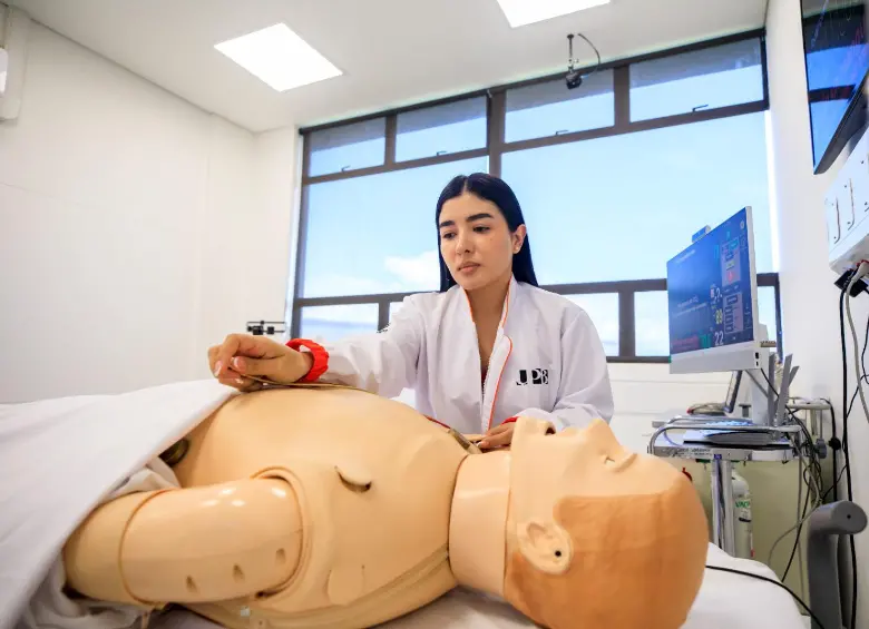 Un maniquí de simulación es utilizado en una sala de atención clínica equipada con monitoreo y dispositivos médicos. FOTO Camilo Suárez