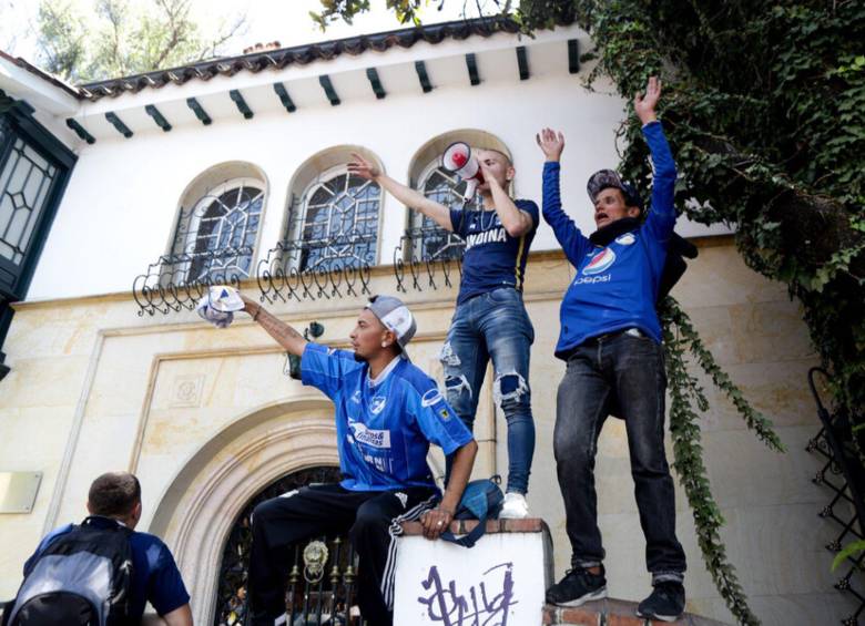 Javier Acosta fue despedido por sus compañeros barristas de Millonarios. Foto: Colprensa