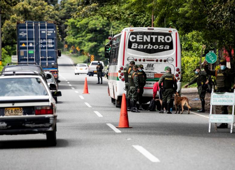 El llamado es a respetar las normas de tránsito, no exceder los límites de velocidad y antes de emprender su viaje revisar el estado de su vehículo y consultar el estado de las vías a través del #767. Foto: Jaime Pérez