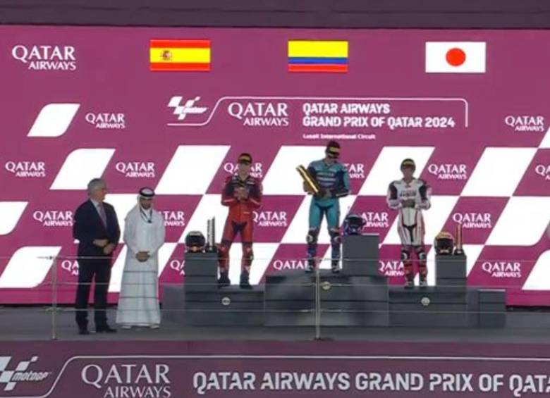El piloto colombiano David Alonso en lo más alto del podio. FOTO: TWITTER MotoGP 3