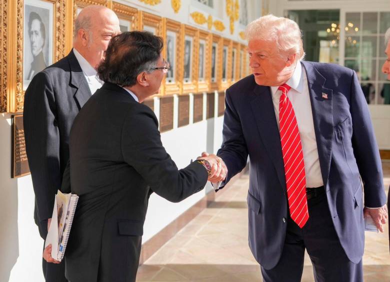 A las 10:53 de la mañana, el presidente Gustavo Petro arribó a la Casa Blanca para su encuentro con el mandatario estadounidense Donald Trump. El primer apretón de manos entre ambos se dio en el ‘Paseo de la fama presidencial’ en el ala oeste de la edificación. FOTO: Tomada de X @infopresidencia