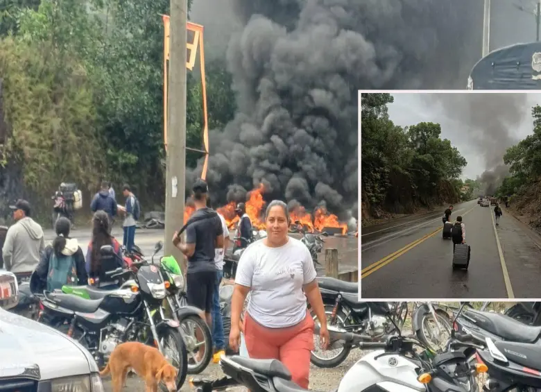 En la foto más pequeña se ve cómo viajeros intentan cruzar uno de los bloqueos. En la foto del fondo, fotografía de manifestación que taponó una de las vías. FOTO: imagen tomada de redes.