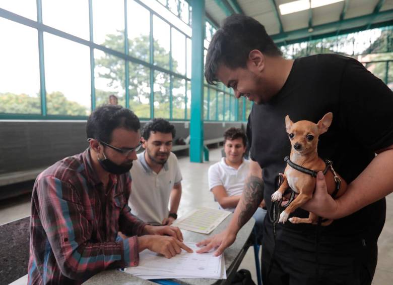 Las mascotas también pueden acompañar a los electores a votar. FOTO CARLOS VELÁSQUEZ