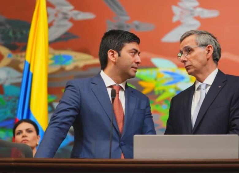 El conservador Nicolás Barguil, presidente de la Cámara de Representantes, junto al ministro de Hacienda Miguel Gómez, en medio de la discusión por el Presupuesto. Foto: Colprensa.