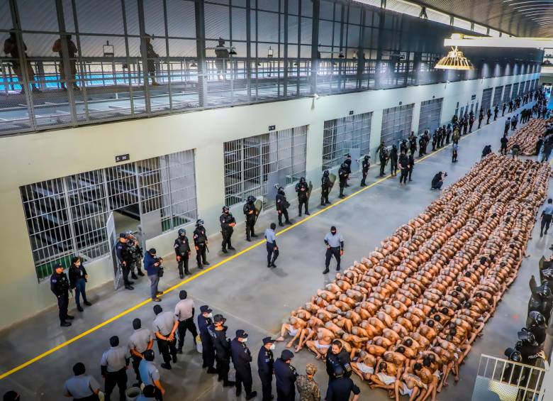 En la actualidad, las organizaciones defensoras de derechos humanos reclaman que no hay trato digno para los presos en la megacárcel de El Salvador. Dicen que duermen en el suelo y no hay salubridad. FOTO GETTY