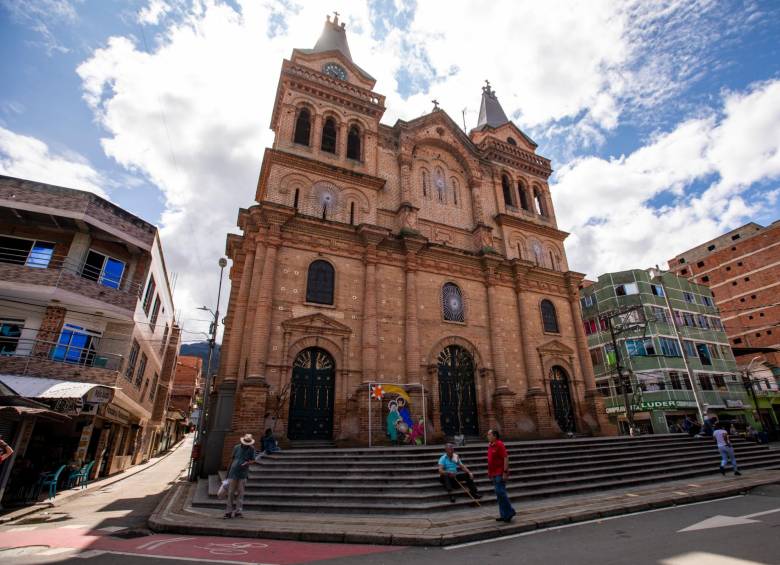 La estampa de la imponente iglesia de Barbosa es el principal referente del décimo municipio del Valle de Aburrá, el cual con 56 veredas es el segundo más extenso luego de Medellín. FOTO carlos velásquez