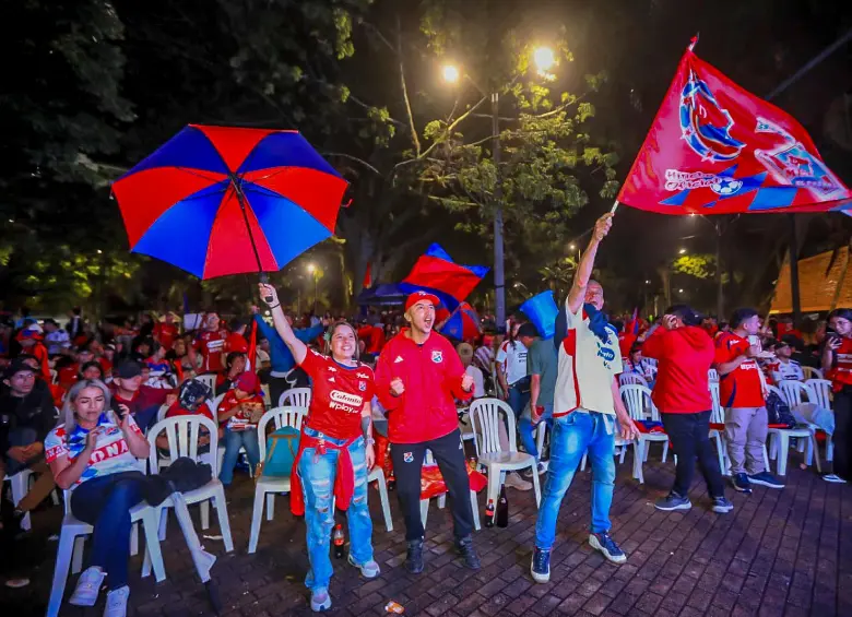 Los aficionados del cuadro rojo, que no pudieron viajar a Bogotá porque Santa Fe no habilitó su ingreso al estadio El Campín, esperan que el Poderoso salga campeón el domingo del Atanasio. FOTO Esneyder Gutiérrez 