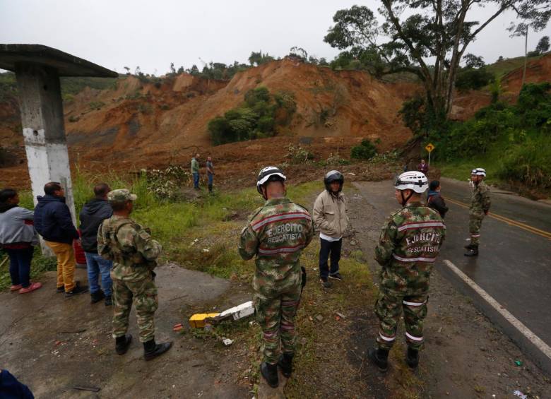 Poco a poco van llegando las soluciones a la emergencia del Cauca, que ya va a ajustar ochos días. FOTO EFE